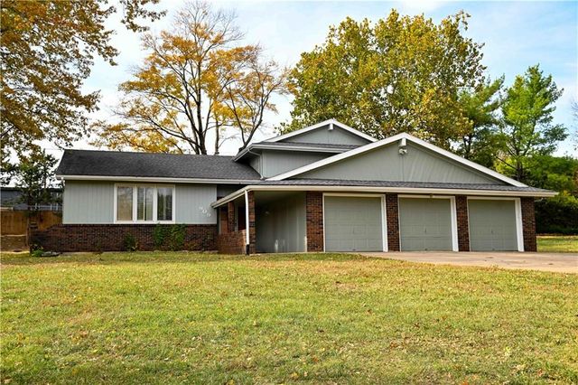 909 Tam O'Shanter Street, Kansas City, MO 64145