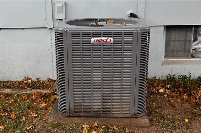 909 Tam O'Shanter Street, Kansas City, MO 64145