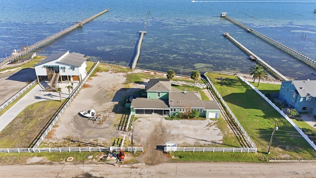 1108/1024 Water, Rockport, TX 78382 — photo 3