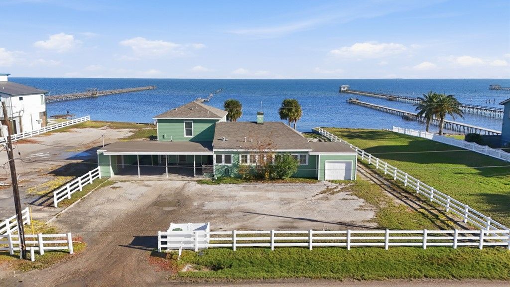 1108/1024 Water, Rockport, TX 78382 — photo 5
