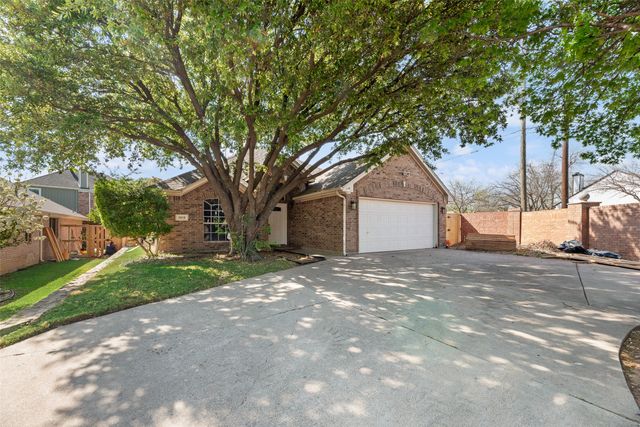 1015 Harwood Court, Euless, TX 76039