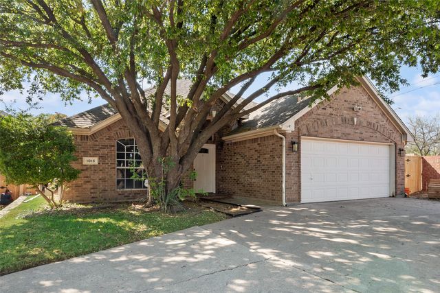 1015 Harwood Court, Euless, TX 76039
