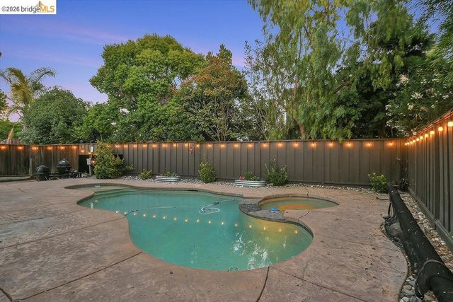 150 Trenton Cir, Pleasanton, CA 94566