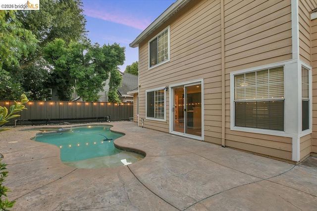 150 Trenton Cir, Pleasanton, CA 94566