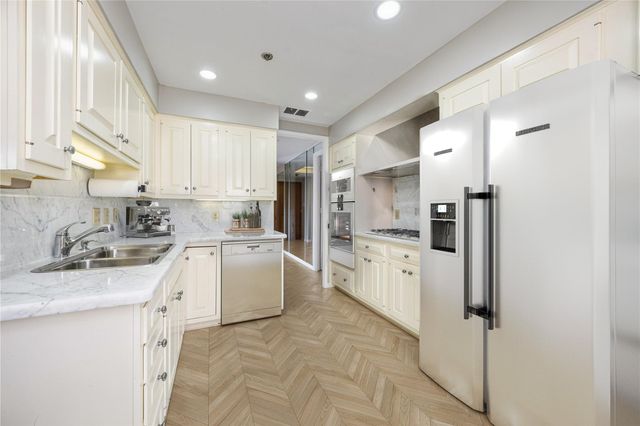 5555 Del Monte Drive 704, Houston, TX 77056