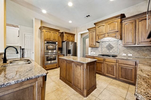416 Mordred Lane, Lewisville, TX 75056