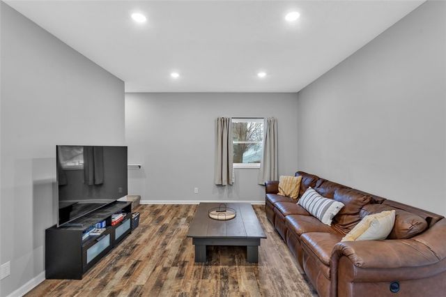 641 1st Ave, Ellwood City, PA 16117