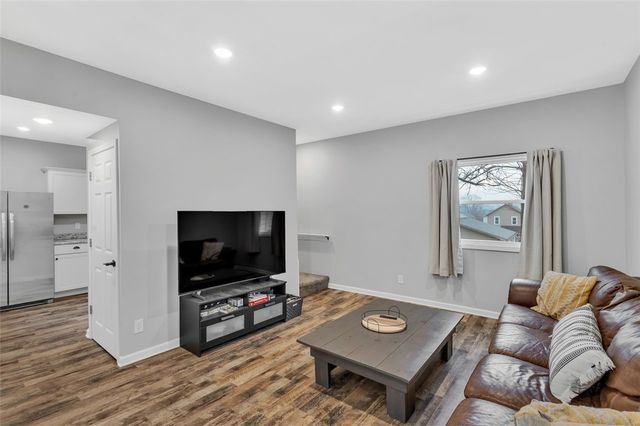 641 1st Ave, Ellwood City, PA 16117