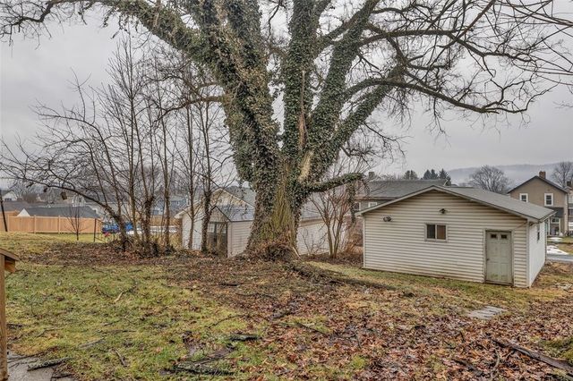 641 1st Ave, Ellwood City, PA 16117