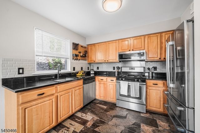 219 Broad St, Newark City, NJ 07104