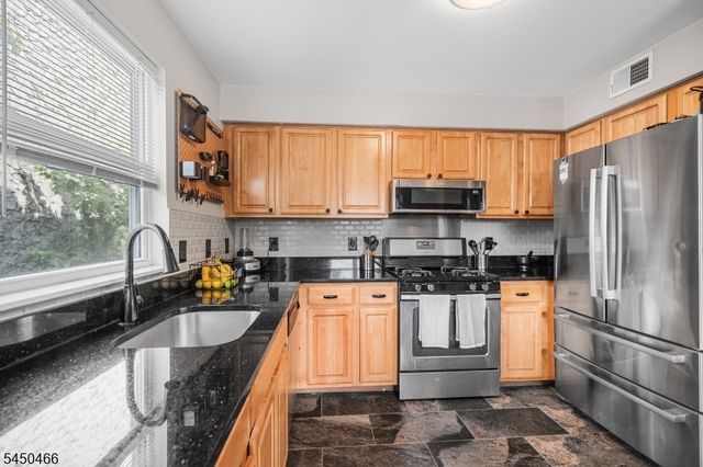219 Broad St, Newark City, NJ 07104