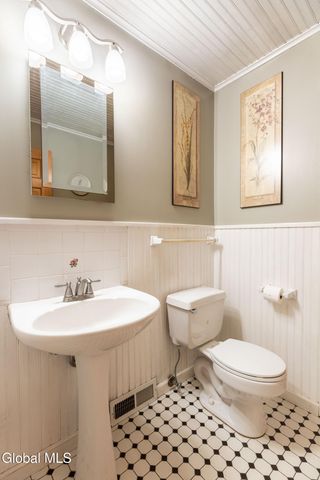 14 Edgewater Court, Colonie, NY 12189