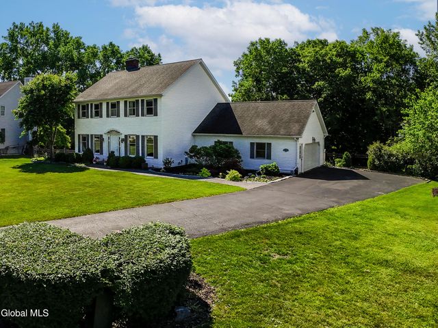 14 Edgewater Court, Colonie, NY 12189