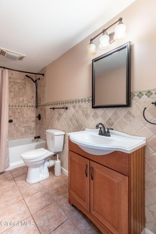 14 Edgewater Court, Colonie, NY 12189