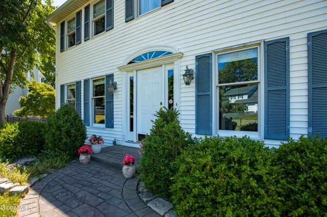 14 Edgewater Court, Colonie, NY 12189