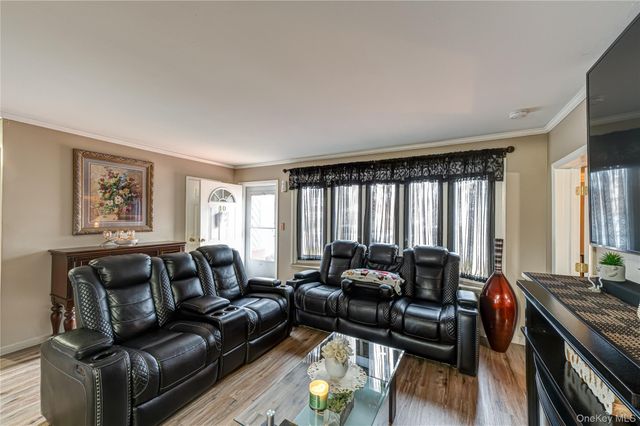 10 Sinclair Drive, Greenlawn, NY 11740