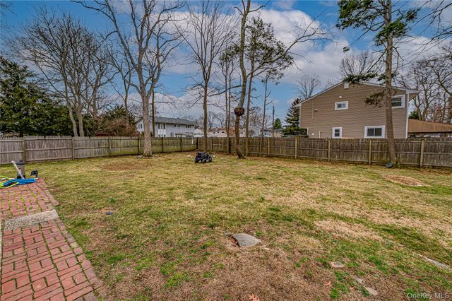 10 Sinclair Drive, Greenlawn, NY 11740