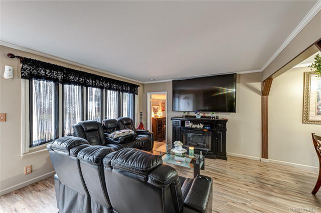 10 Sinclair Drive, Greenlawn, NY 11740