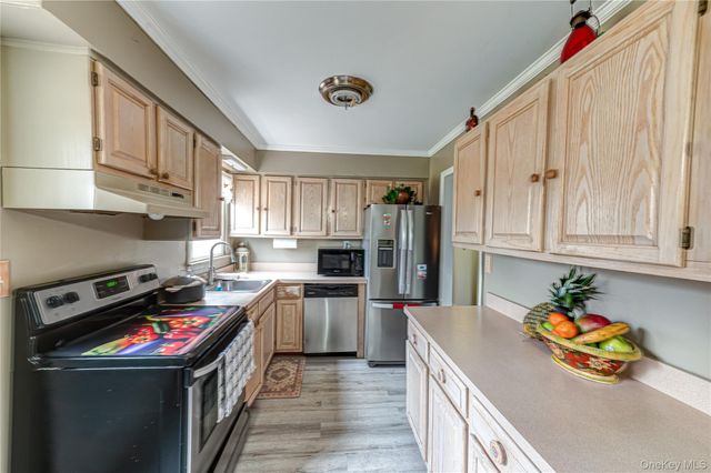 10 Sinclair Drive, Greenlawn, NY 11740