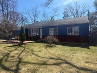 10 Sinclair Drive, Greenlawn, NY 11740