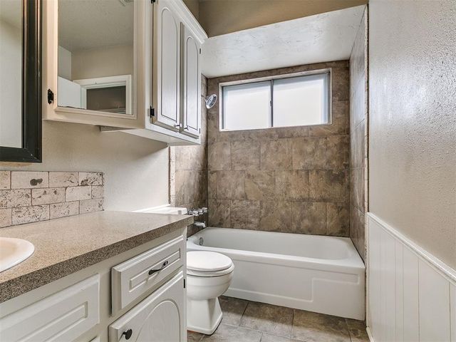 1033 NW 6th Street, Moore, OK 73160