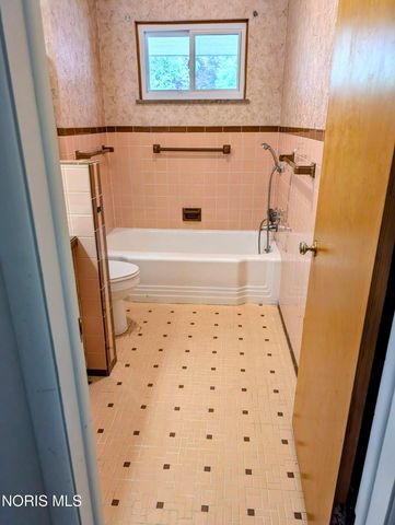 814 N Grove Street, Bowling Green, OH 43402