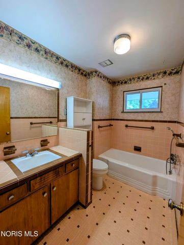 814 N Grove Street, Bowling Green, OH 43402