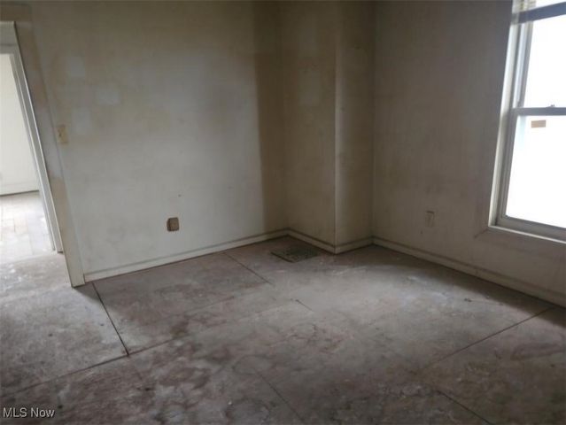 519 N Uhrich Street, Uhrichsville, OH 44683