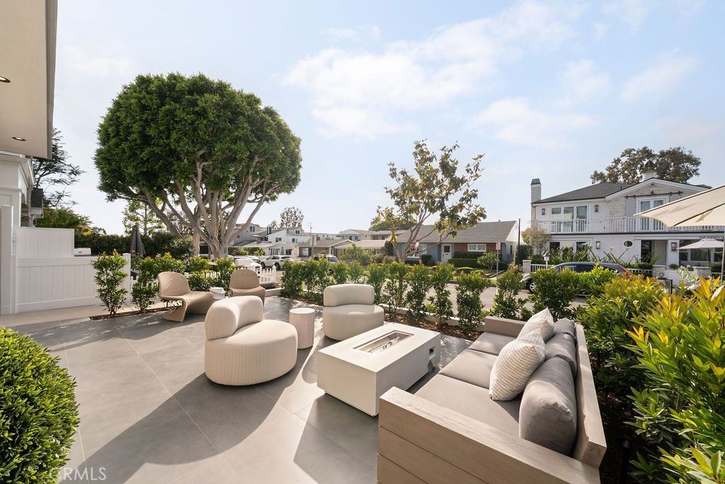 Image 5 of property listing at 518 Poinsettia Avenue, Corona Del Mar, CA 92625