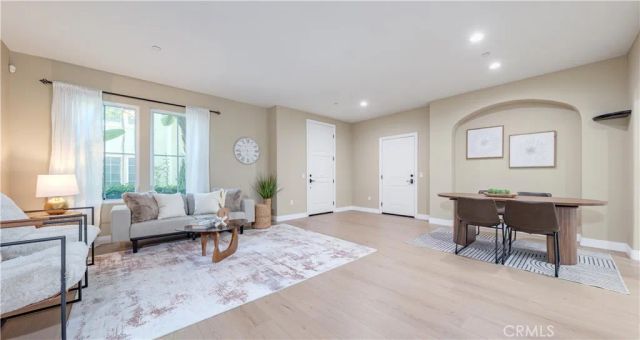 672 E Valencia 108, Anaheim, CA 92805