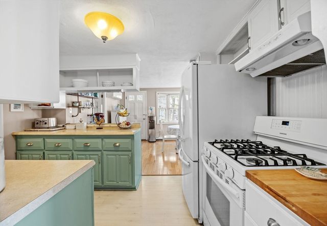 25 Clover Ln, Mashpee, MA 02649