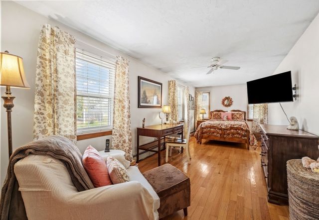 25 Clover Ln, Mashpee, MA 02649