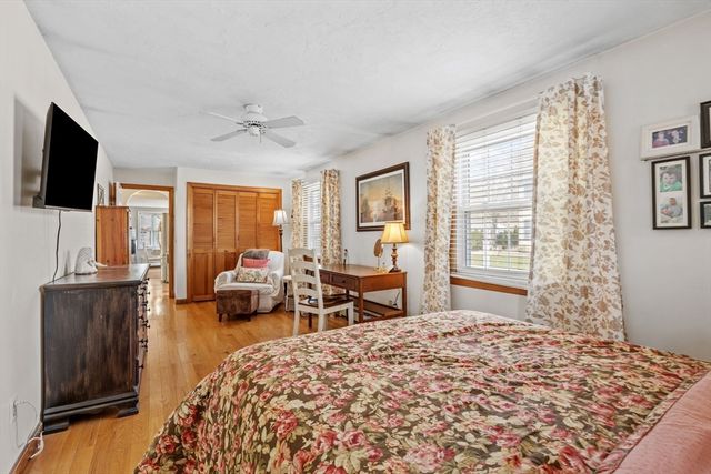 25 Clover Ln, Mashpee, MA 02649