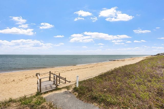 25 Clover Ln, Mashpee, MA 02649