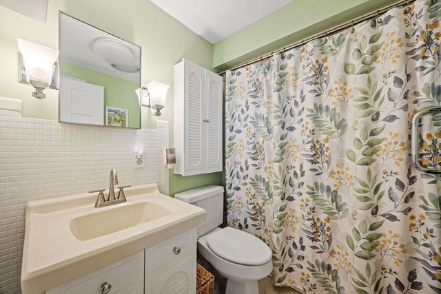 25 Clover Ln, Mashpee, MA 02649