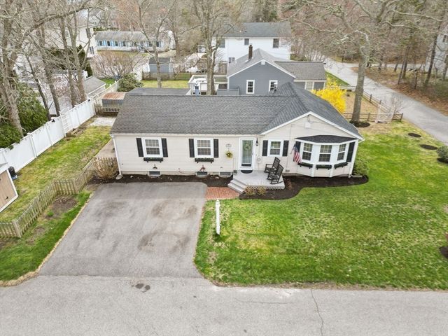 25 Clover Ln, Mashpee, MA 02649