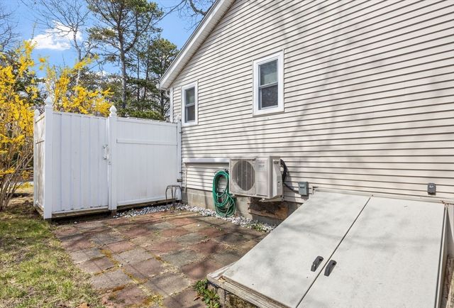 25 Clover Ln, Mashpee, MA 02649