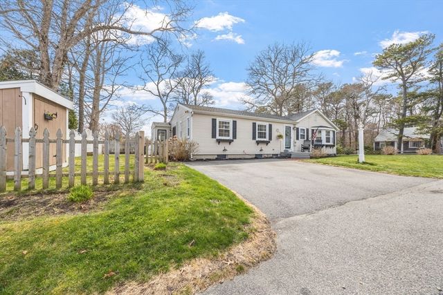 25 Clover Ln, Mashpee, MA 02649
