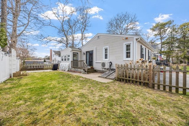 25 Clover Ln, Mashpee, MA 02649