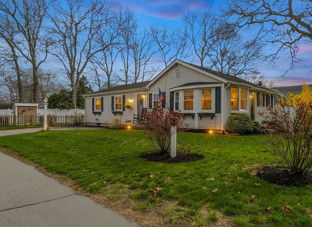 25 Clover Ln, Mashpee, MA 02649