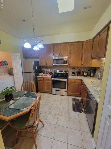 100 Crescent CT, Yorktown, VA 23693