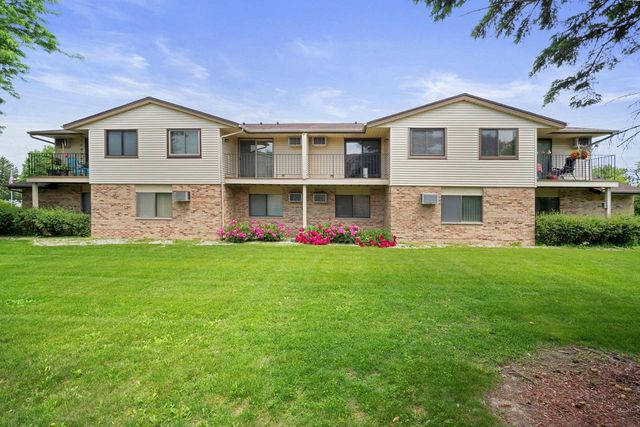 4446 S Greenridge CIRCLE, Greenfield, WI 53220