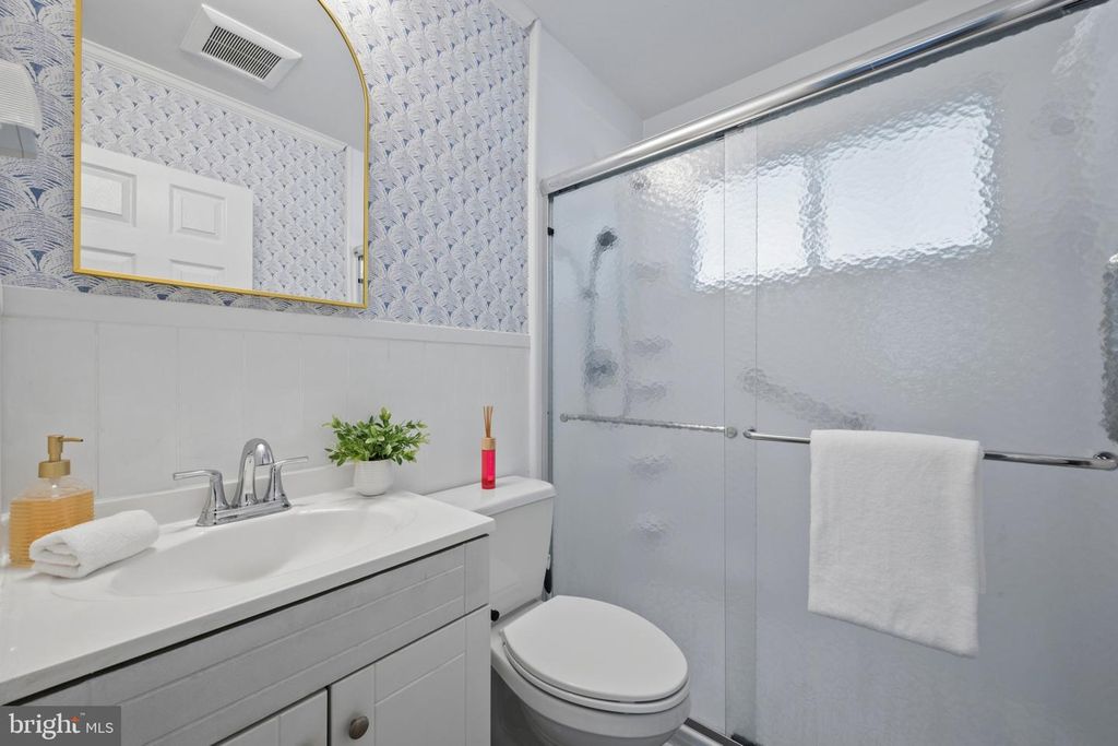 Image 13 of property listing at 8810 LAKEWOOD RD, Baltimore, MD 21234