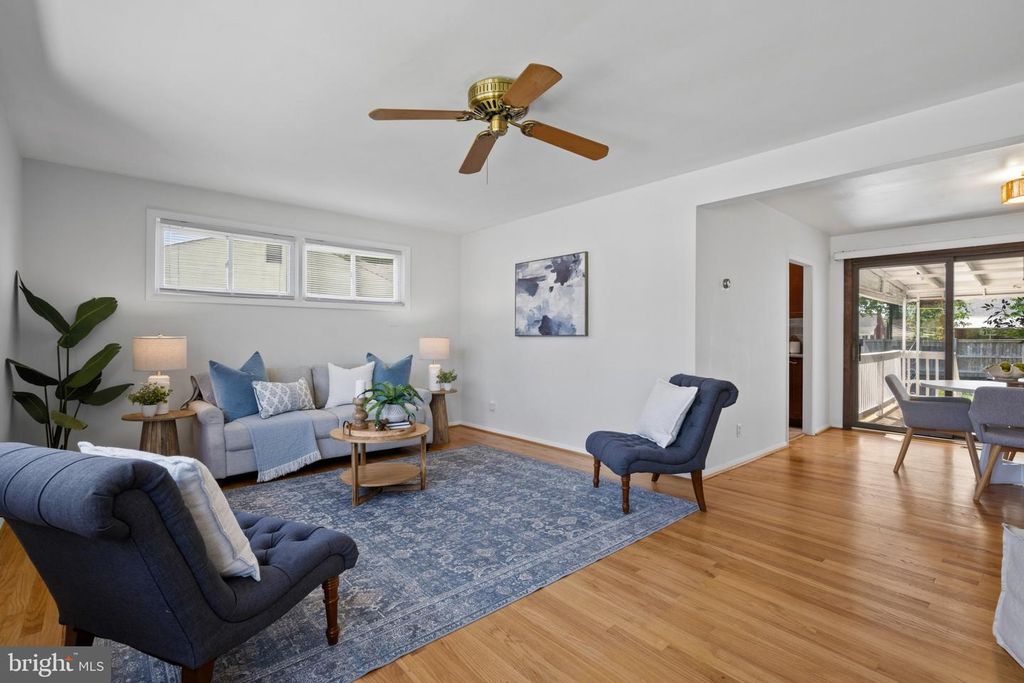 Image 4 of property listing at 8810 LAKEWOOD RD, Baltimore, MD 21234