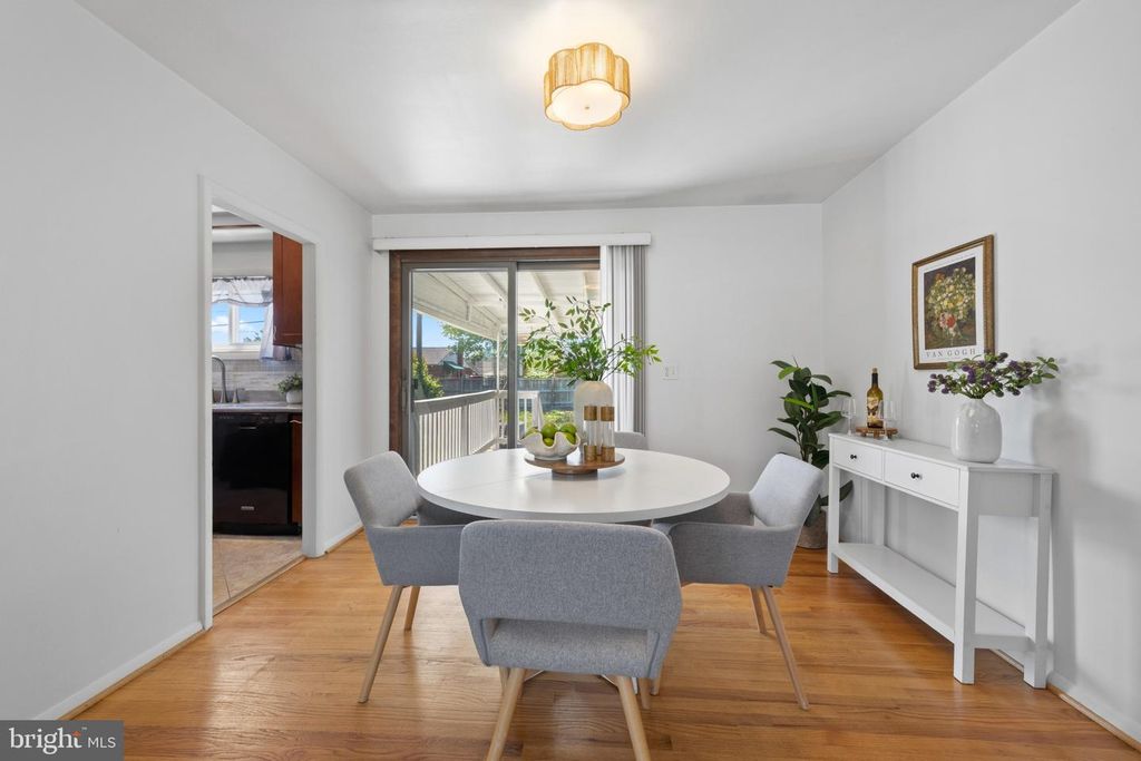 Image 7 of property listing at 8810 LAKEWOOD RD, Baltimore, MD 21234
