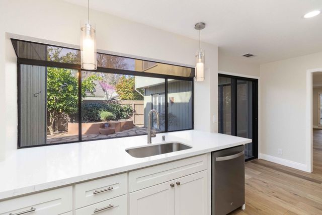 1006 Dunbarton Cir, Sacramento, CA 95825