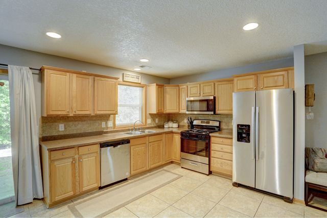 2054 Shryer Court E, North Saint Paul, MN 55109
