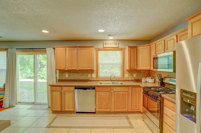 2054 Shryer Court E, North Saint Paul, MN 55109
