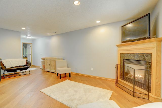 2054 Shryer Court E, North Saint Paul, MN 55109