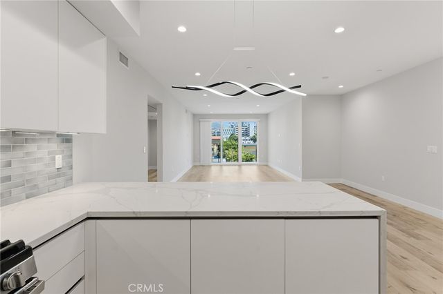 5820 La Mirada Avenue 302, Hollywood, CA 90038
